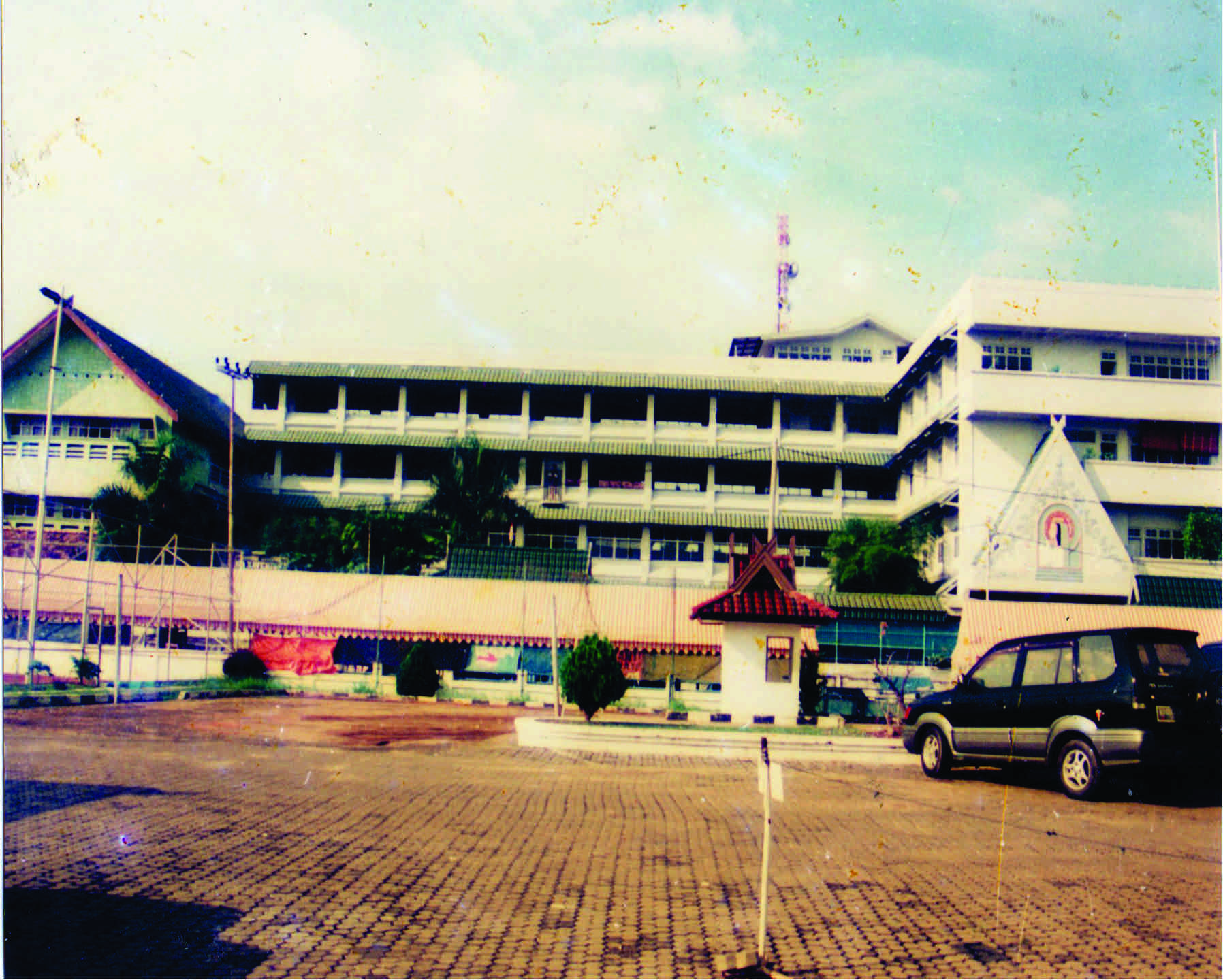 Gedung Sekolah TK/SD Xaverius 1 di Jln. Putri Pinang Masak no. 19 Jambi